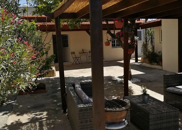 Lemon Tree Courtyard ラルナカ